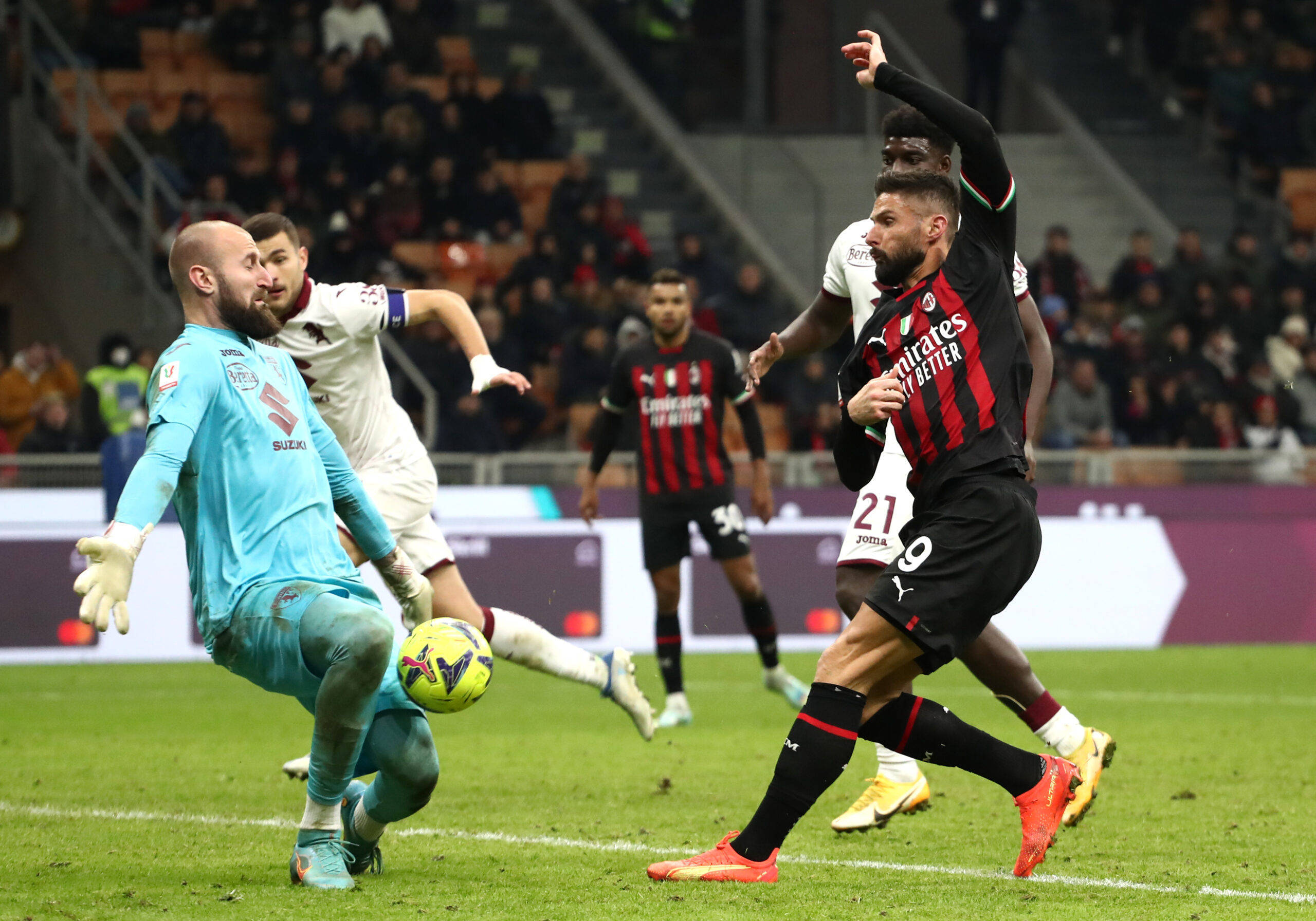 意甲比赛中球员展现出迅猛进攻